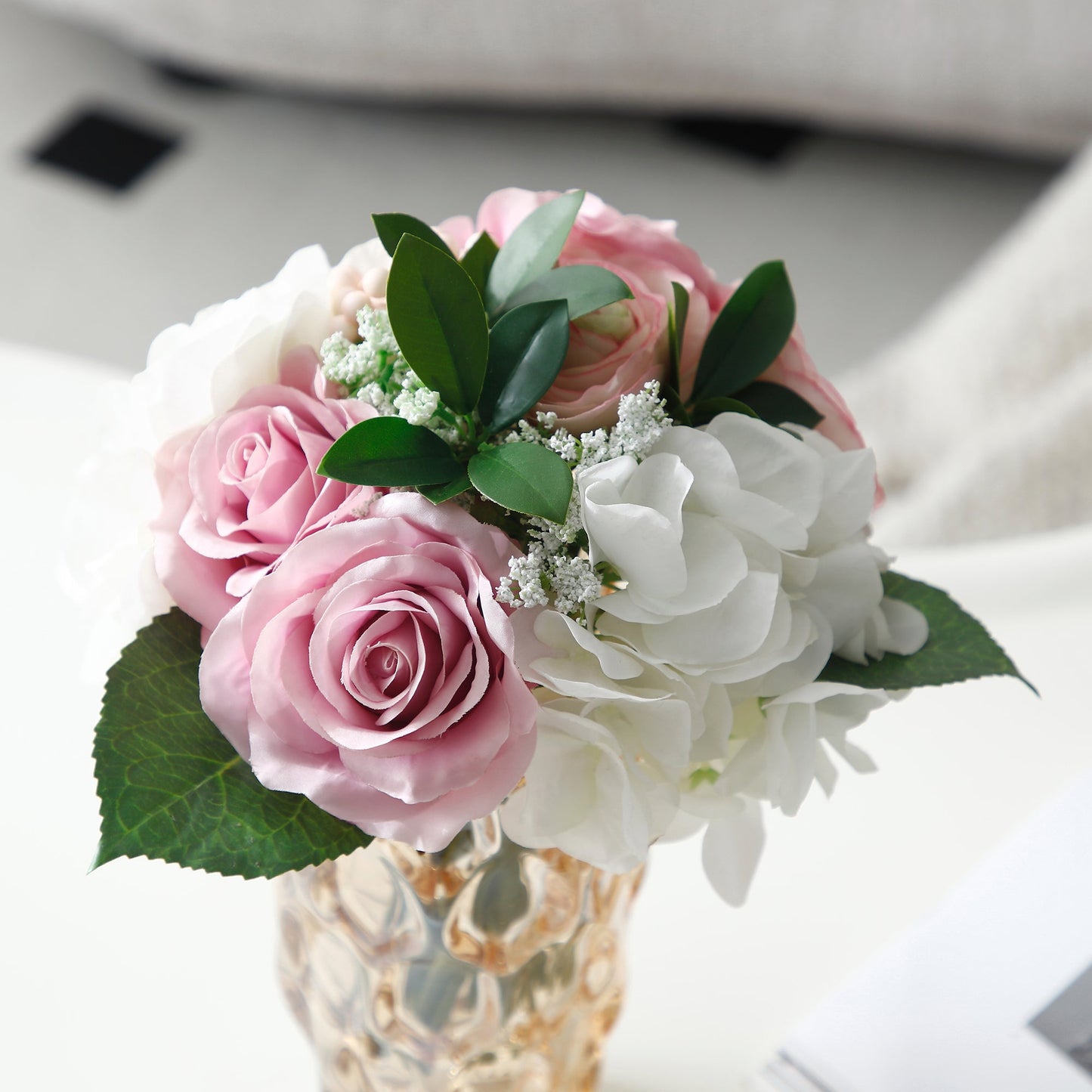 Bouquet de roses, hydrangées et gypsophile