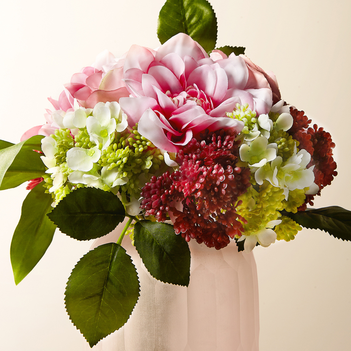 Bouquet de dahlias, roses et hydrangées