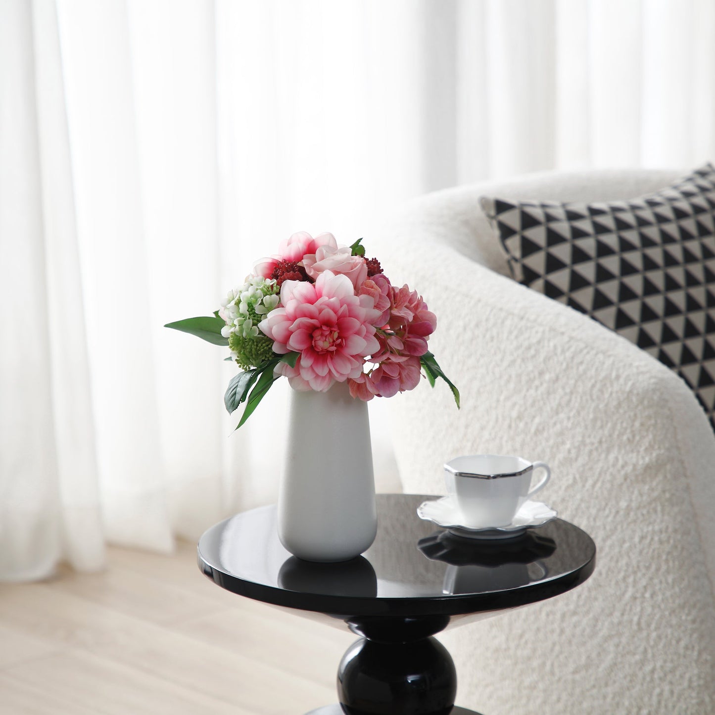 Bouquet de dahlias, roses et hydrangées