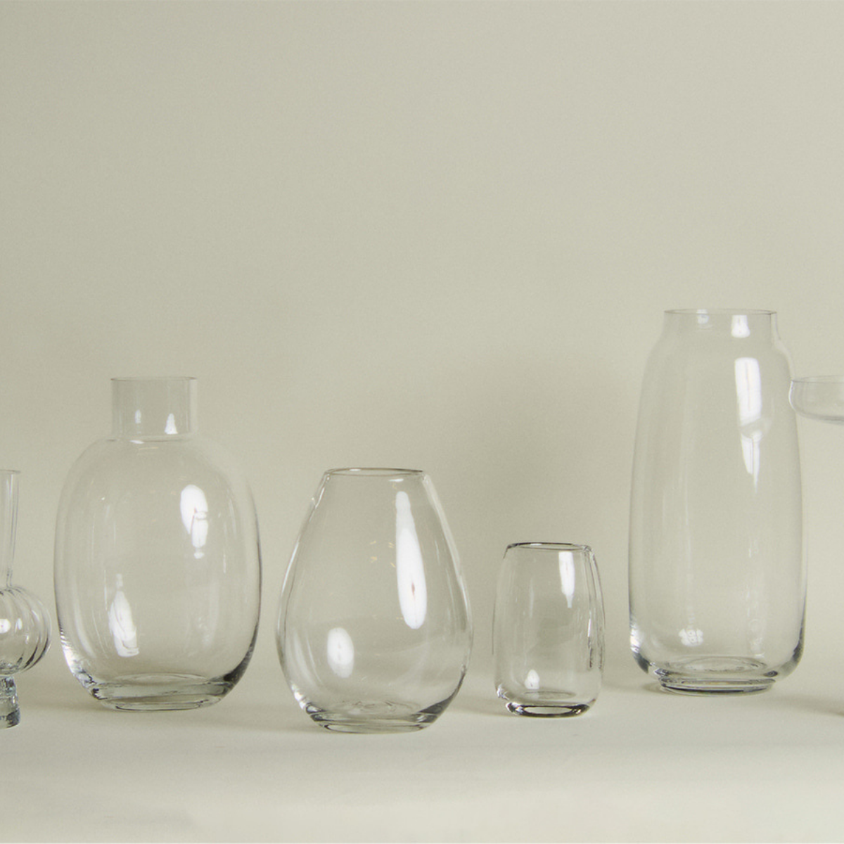 Vase transparent, rond, avec un large col.