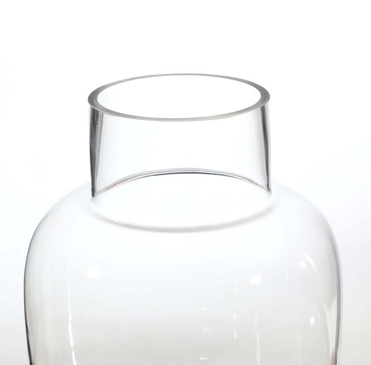 Vase transparent, rond, avec un large col.