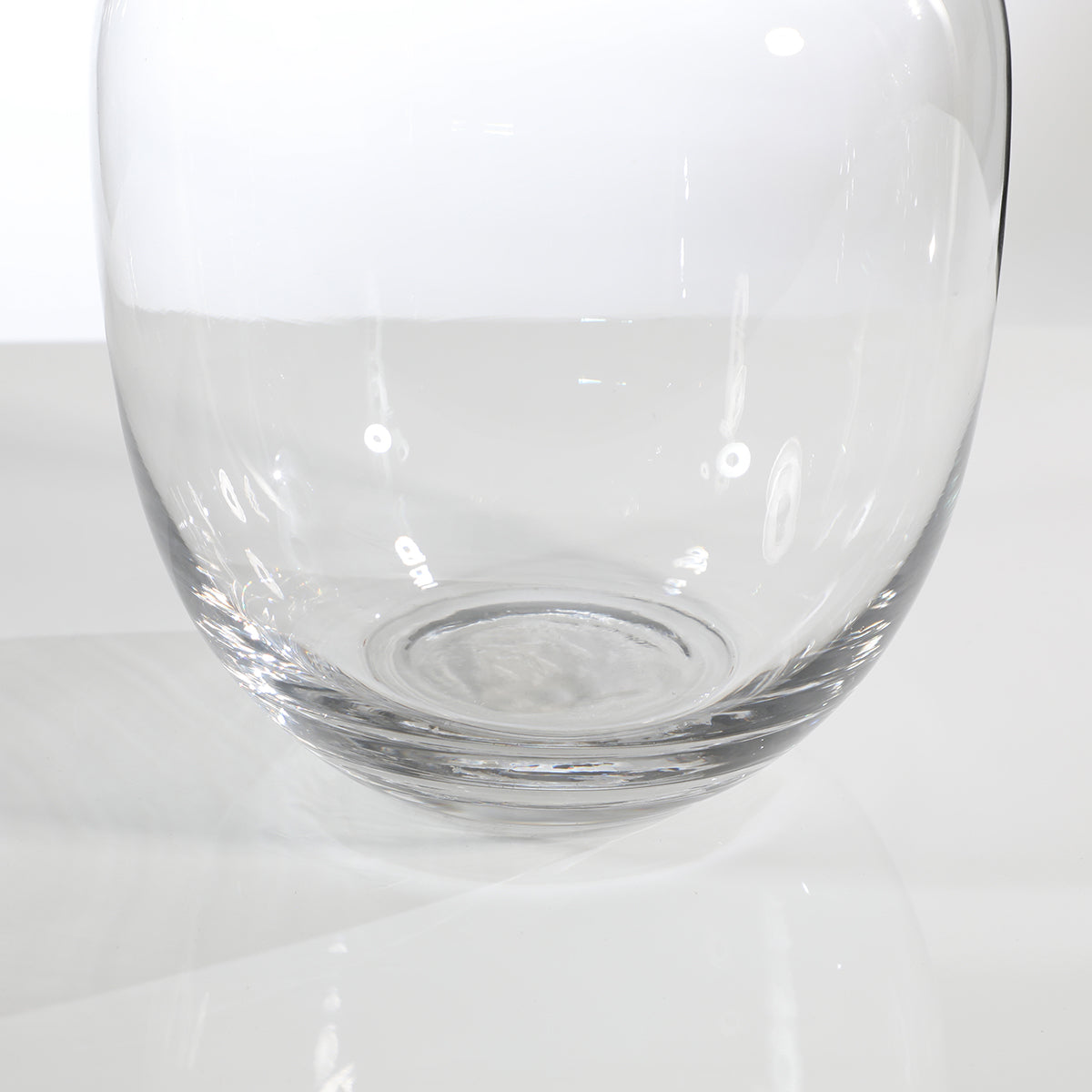 Vase transparent, rond, avec un large col.