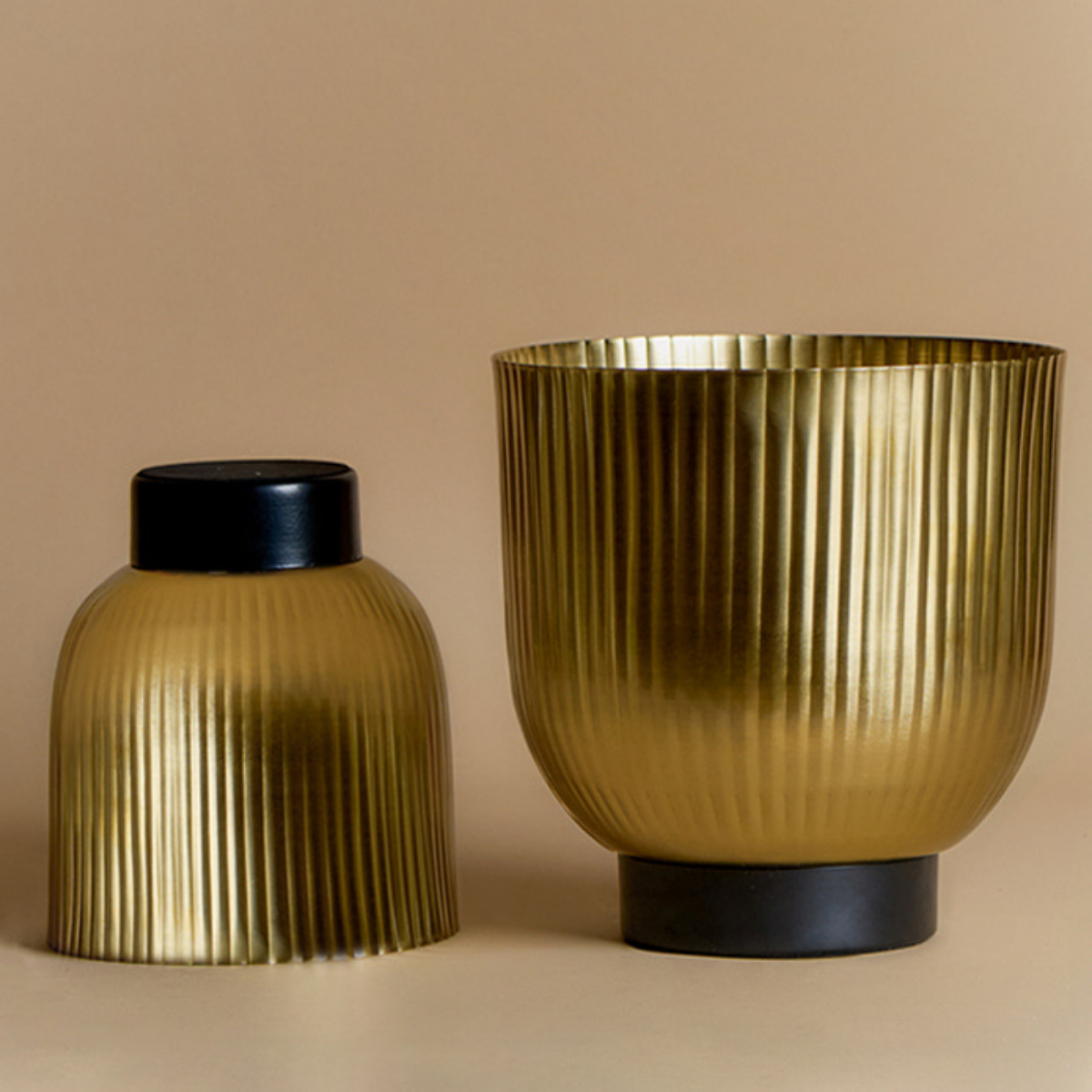 Cache-pots rainurés en métal