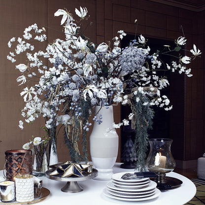 Branche de pin givrée et tombante de Noël