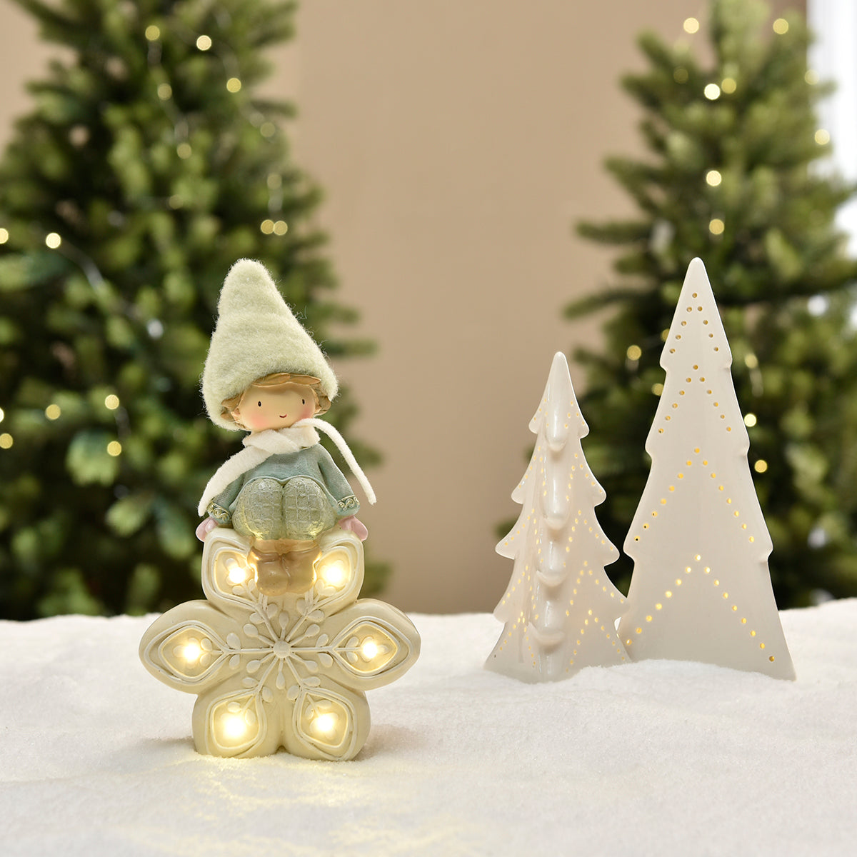 Figurine de Noël garçon avec bonnet vert sur flocon LED